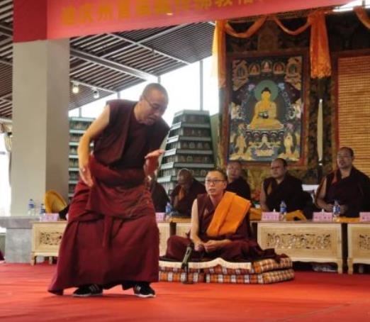 迪庆州举办首届藏传佛教格西拉让巴学位预考辩经大会.jpg